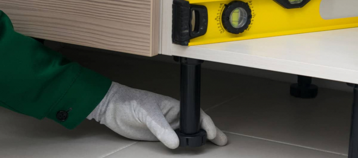 Montajul picioarelor pentru mobila din bucătărie: instalare ușoară și profesională, la tine acasă