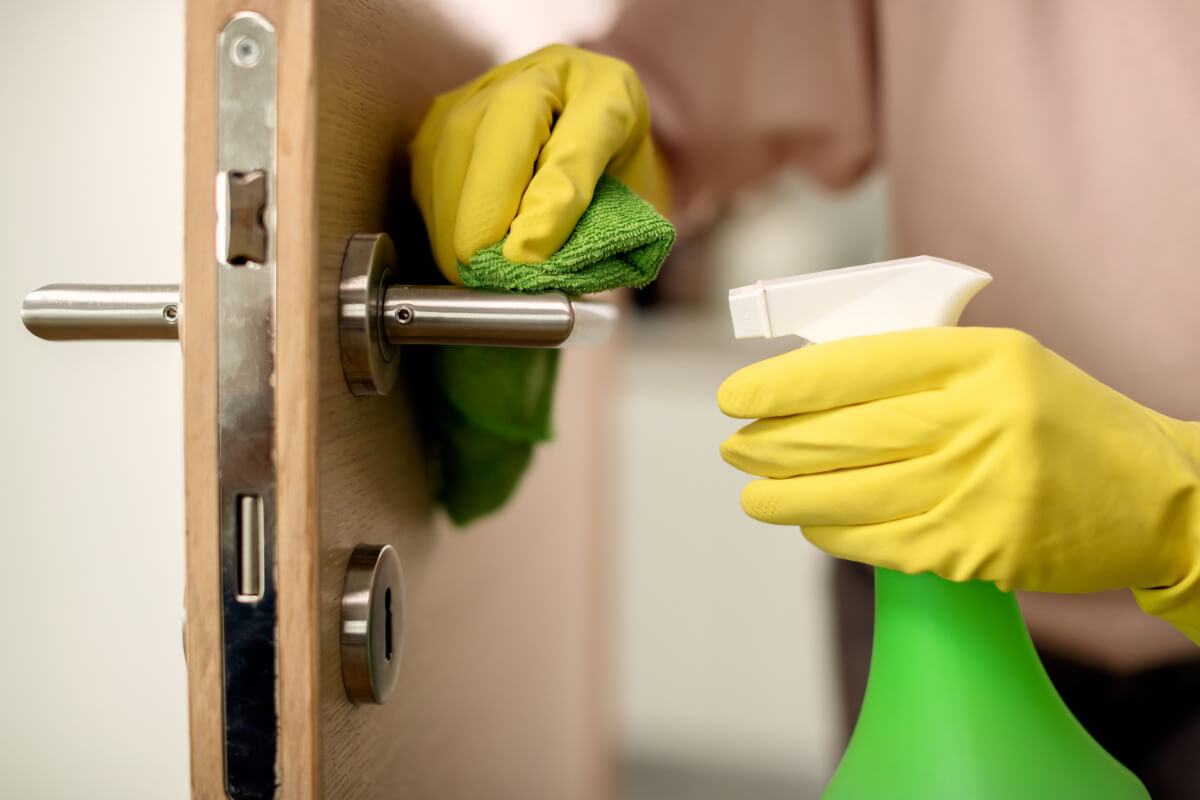 4. Reconditionare usi interior - mana, detergent, carpa, usa, clanta